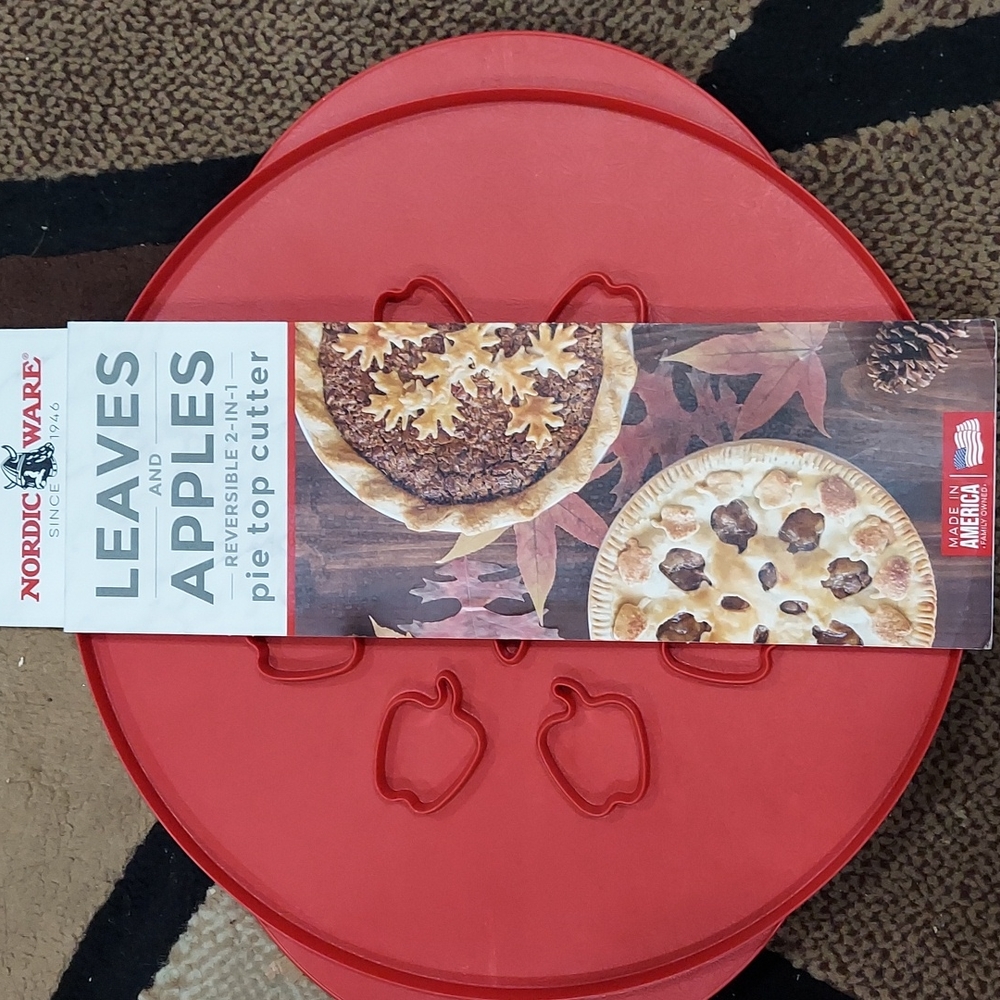 Nordic Ware Reversible Apples & Leaves Pie Top Cutter, Apples and Leaves, Red